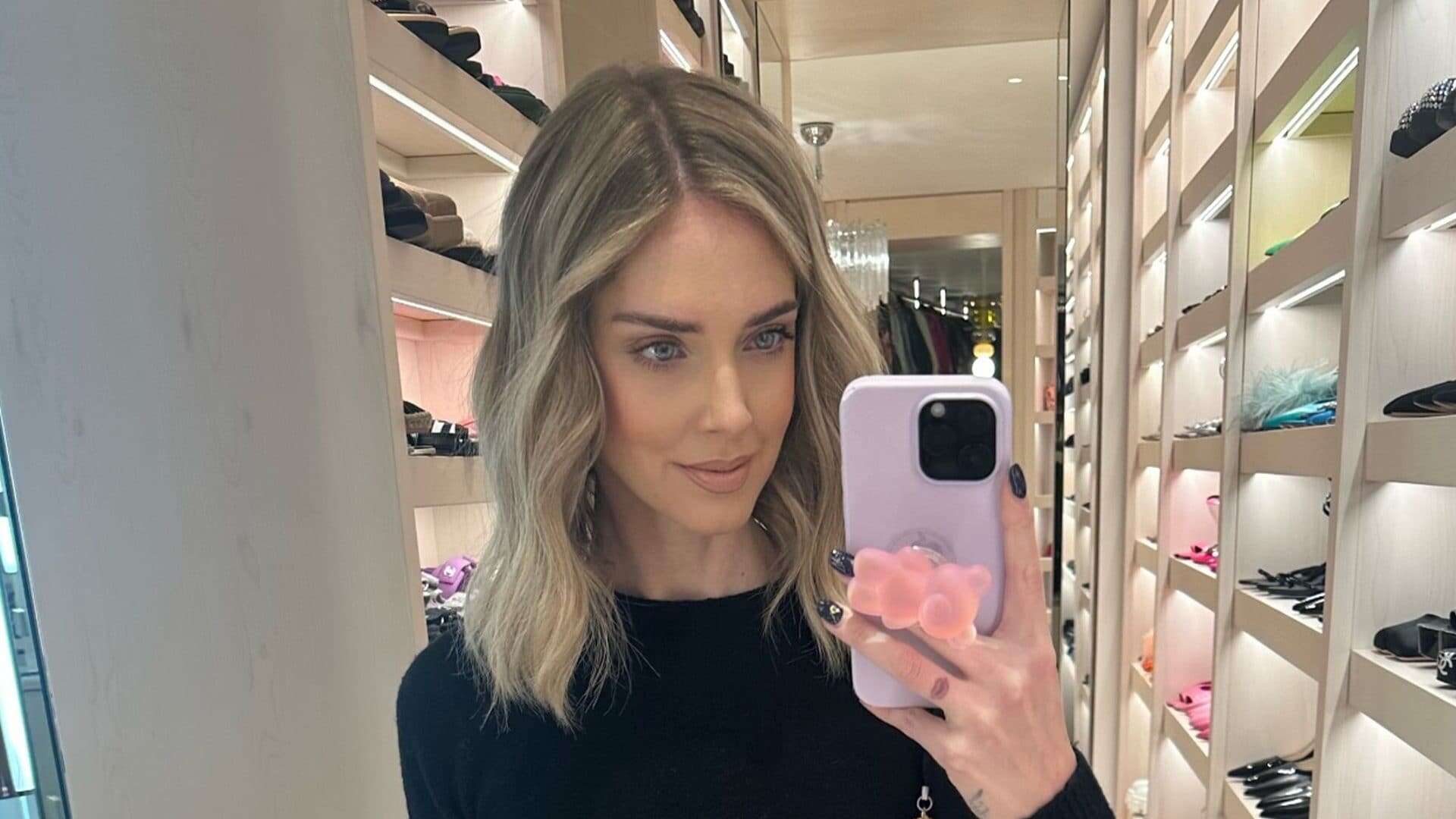 Chiara Ferragni torna al fitcheck con una gonna da 900 euro