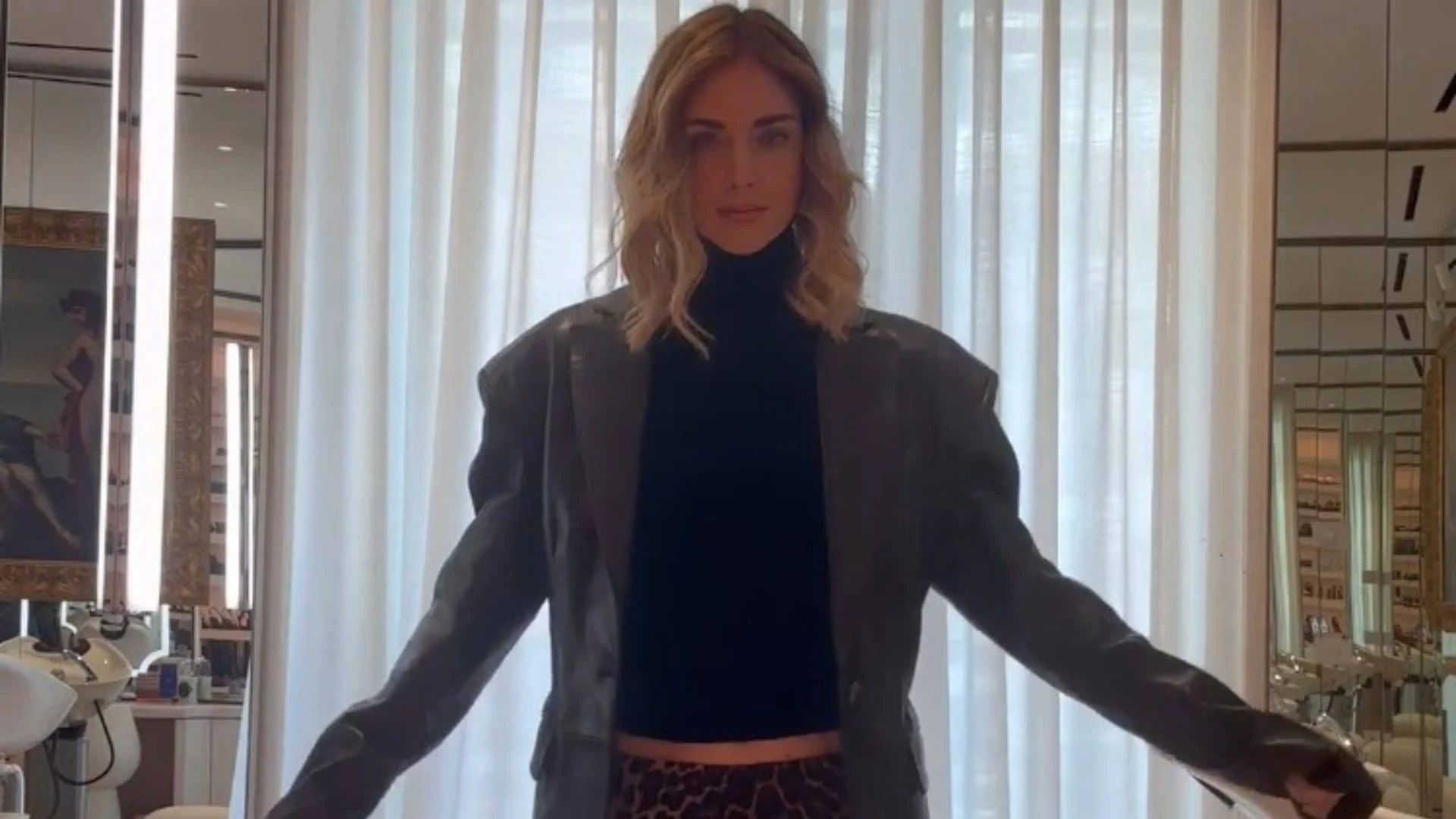 Chiara Ferragni diserta le sfilate di Parigi: rimane a Milano (e indossa la minigonna leopardata)