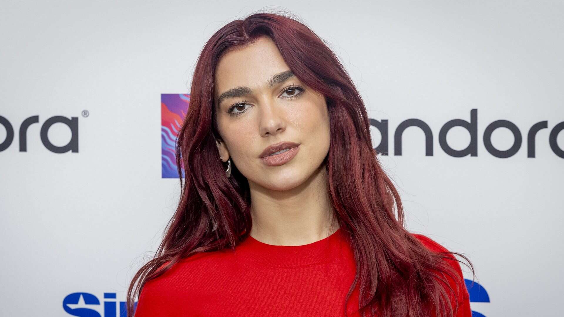 Perché Dua Lipa ha tinto i capelli di rosso