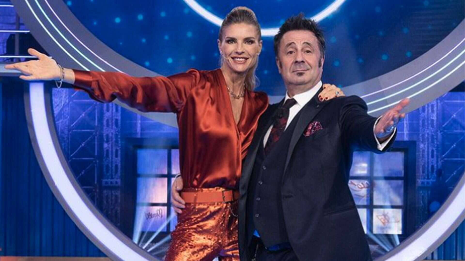 Martina Colombari brilla al GialappaShow coi pantaloni di paillettes: segue il trend del full color