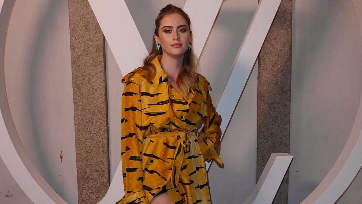 Sfilata Louis Vuitton, Valentina Ferragni sfida la pioggia con il trench tigrato (al posto dell’abito)