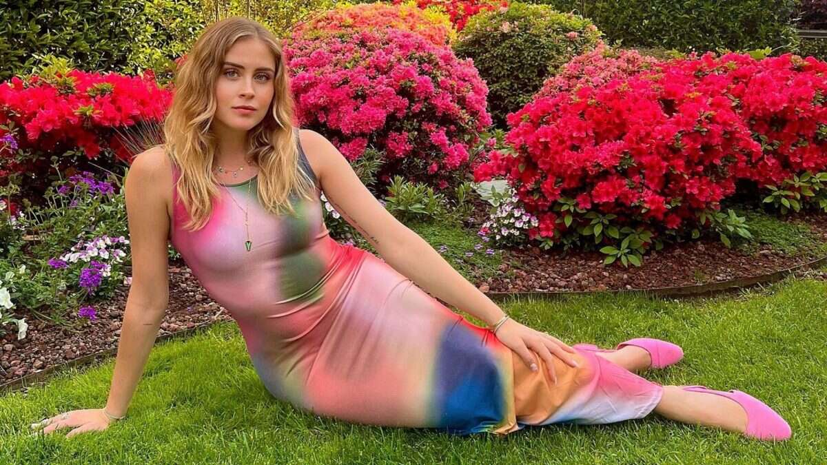 Valentina Ferragni al compleanno di Chiara: con tubino multicolor e capelli ondulati è una sirena