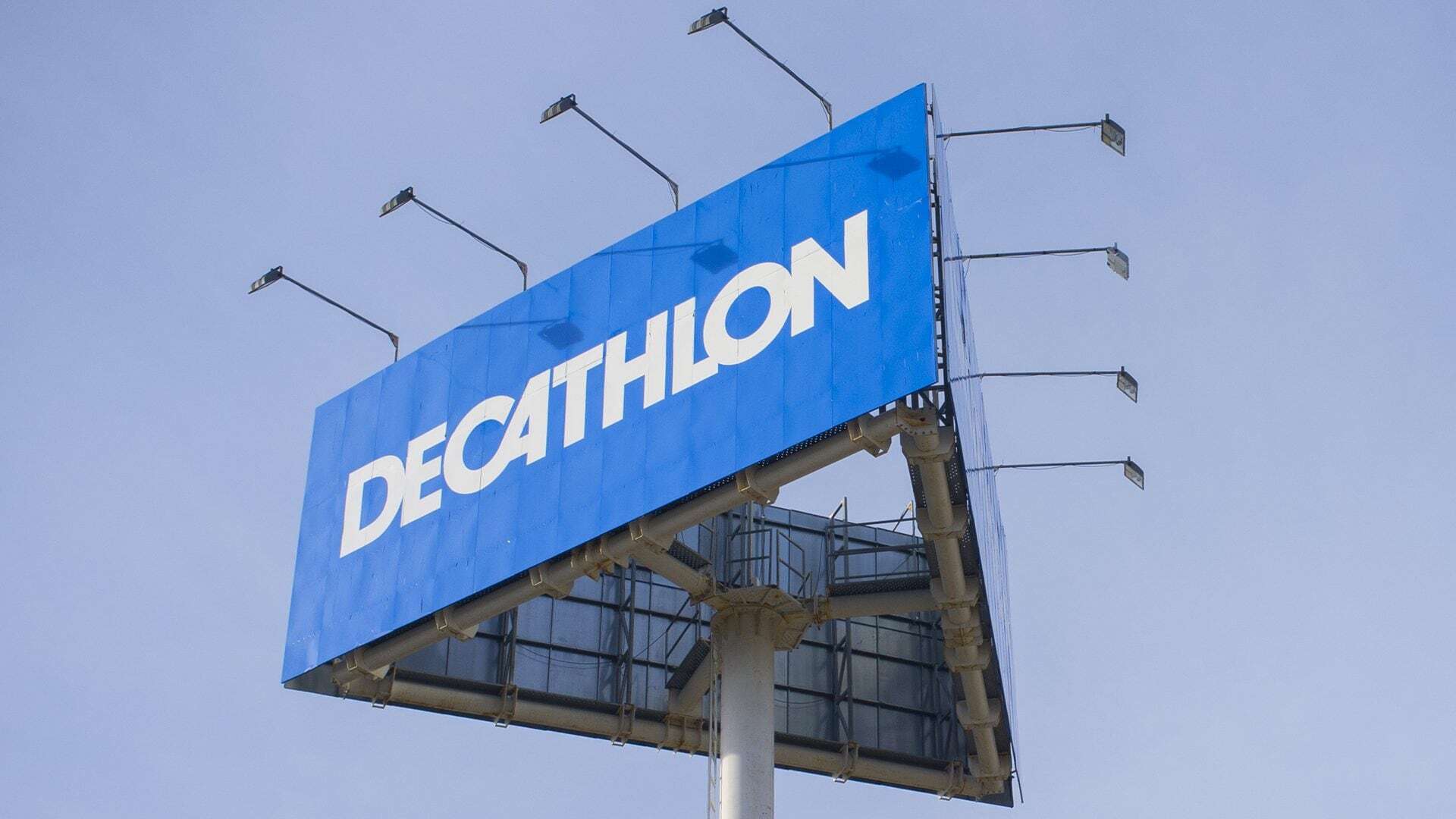 Decathlon cambia logo: il rebranding del marchio francese in vista delle Olimpiadi di Parigi 2024