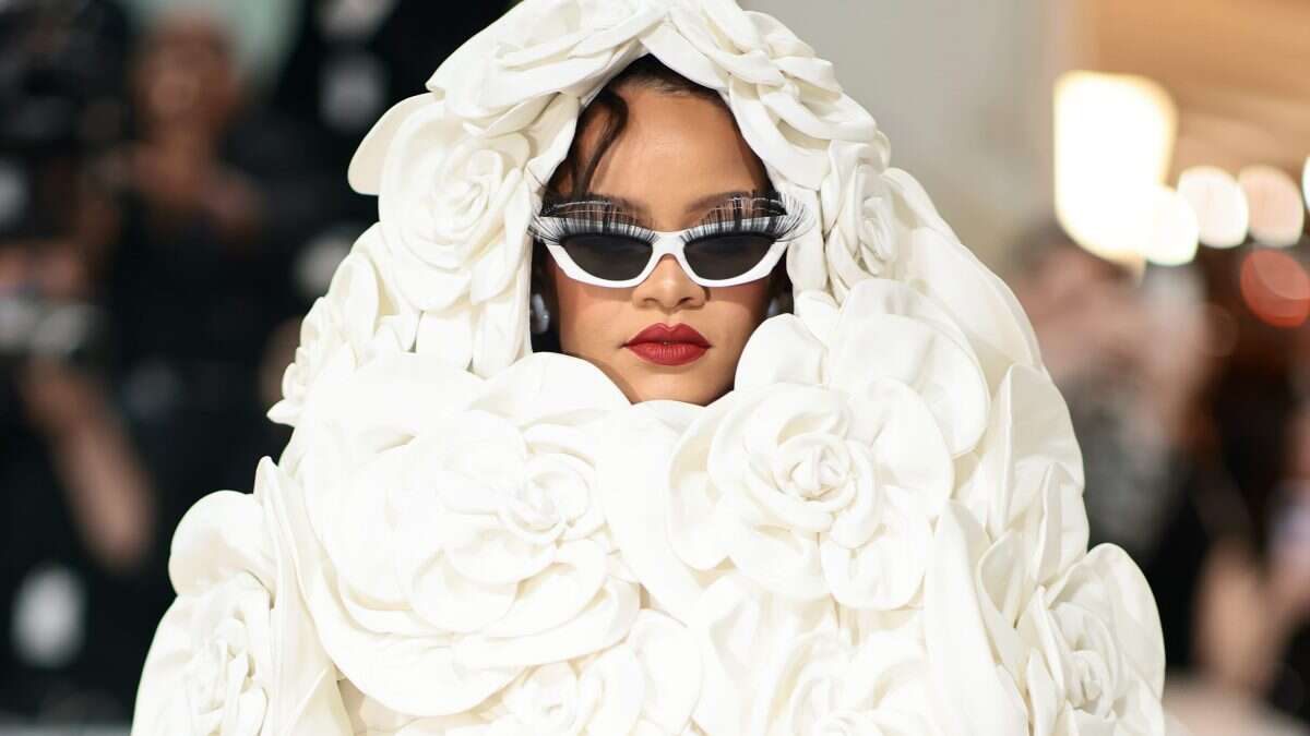 Met Gala 2023, sul soprabito di Rihanna fioriscono camelie (e gli occhiali hanno le ciglia)