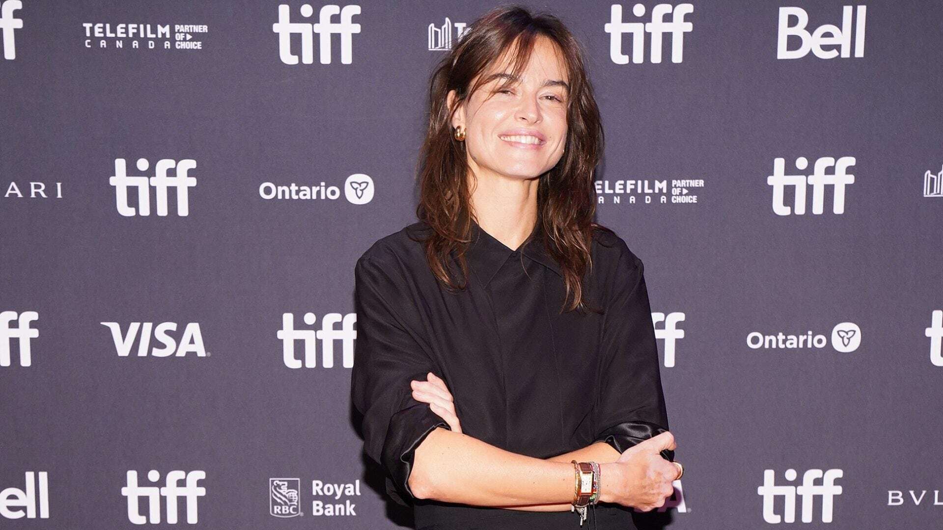 Kasia Smutniak al Toronto Film Festival: il debutto da regista è in nero con camicia e gonna maxi