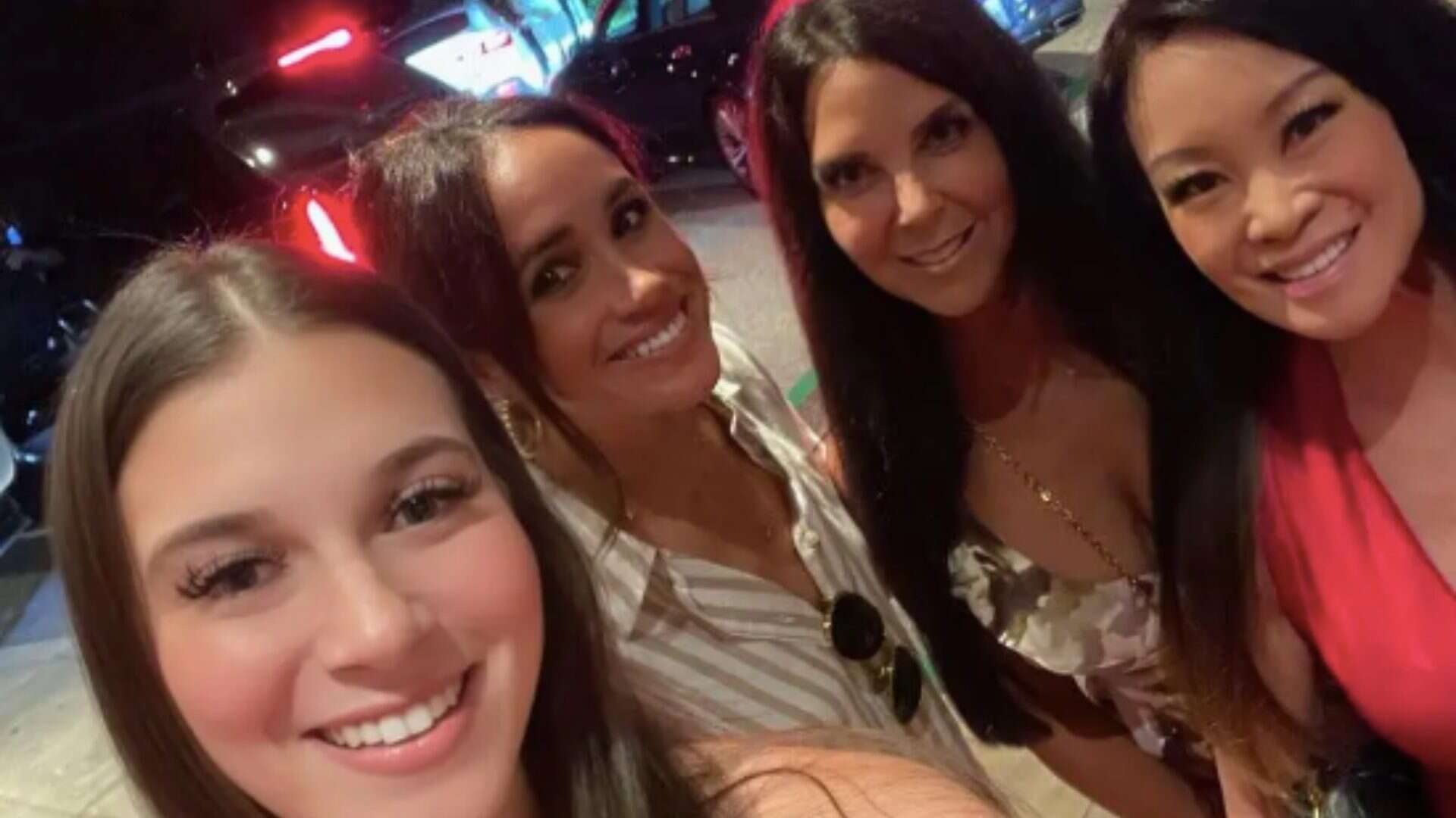 Meghan Markle si scatta un selfie con le fan: è chic con la camicia a righe