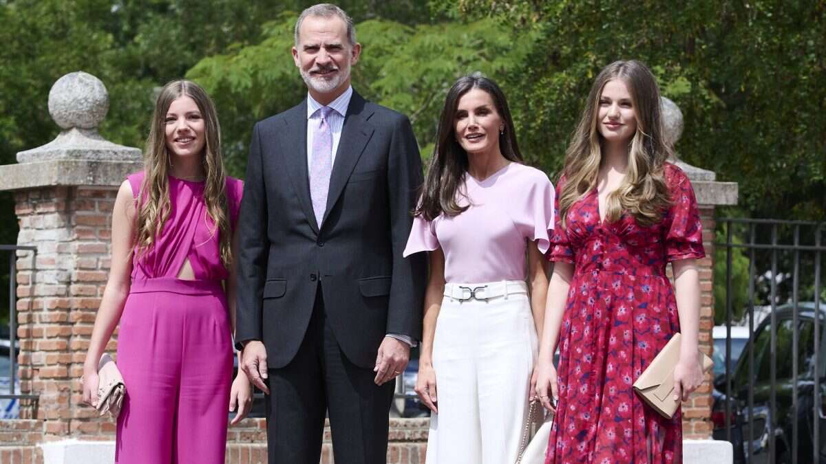 Letizia di Spagna alla cresima della principessa Sofia: tutta la famiglia reale veste di rosa