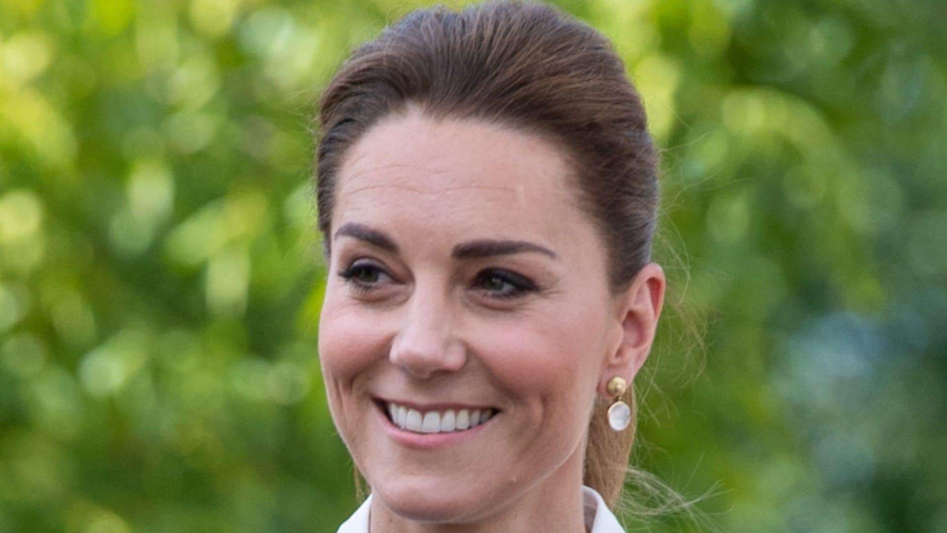 Kate Middleton è a Balmoral con la Royal Family: per l’estate indossa il cappello piumato