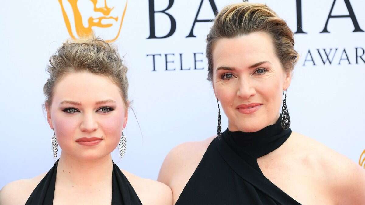 Kate Winslet premiata come Miglior attrice: ai Bafta veste in coordinato con la figlia Mia Threapleton