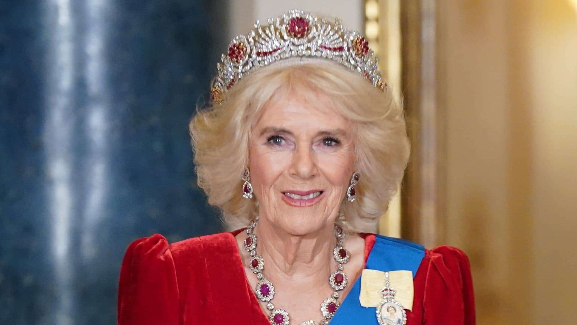 Camilla per la prima volta con la tiara di rubini birmani: perché fu tra le preferite di Elisabetta II