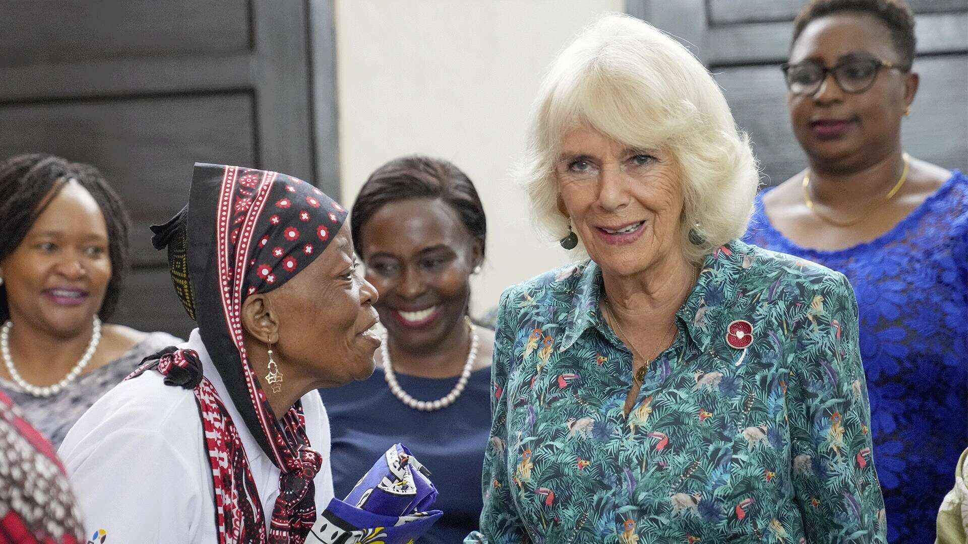 Qual è il significato della spilla che la regina Camilla sfoggia in Kenya