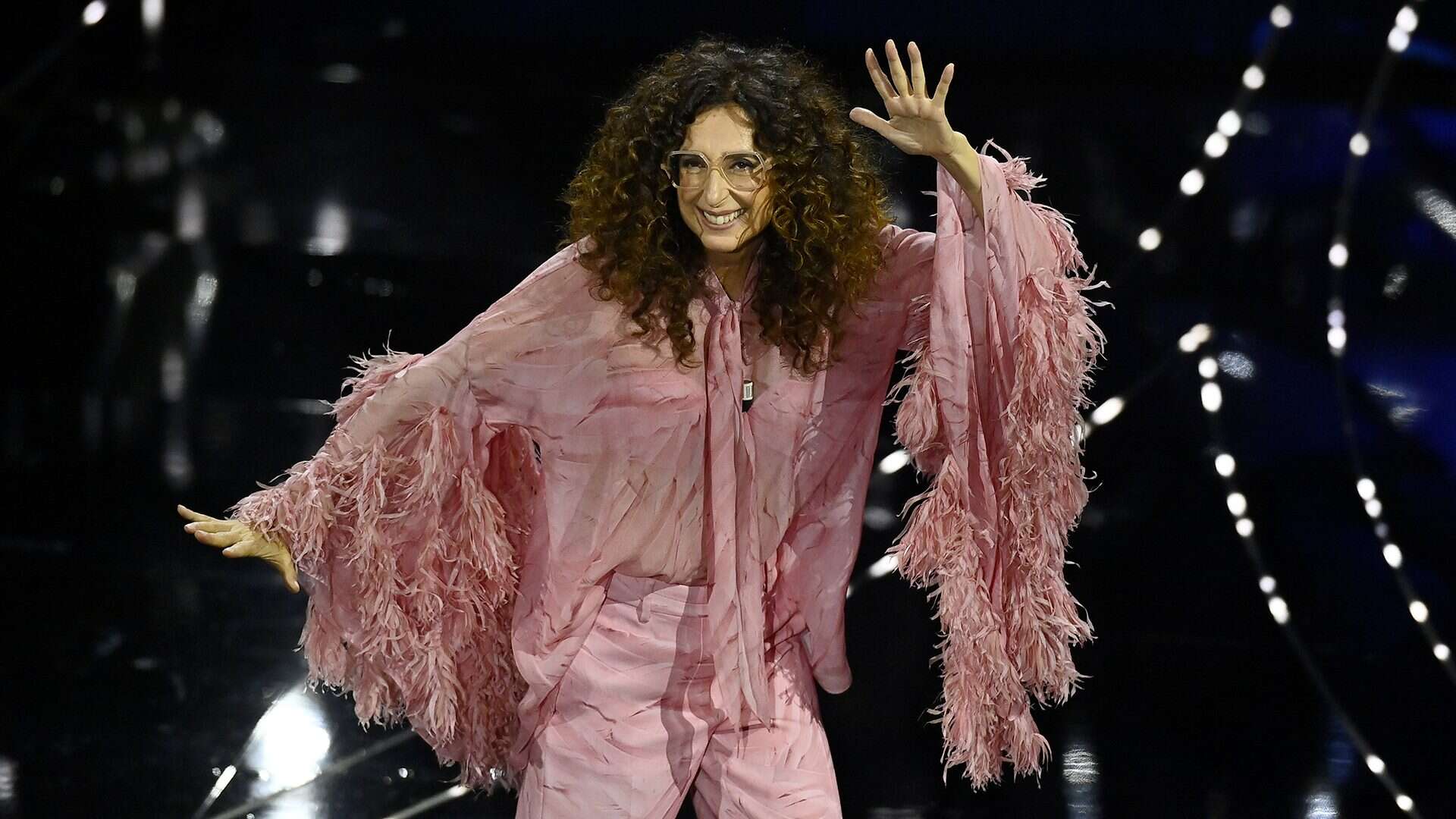 Teresa Mannino a Sanremo dimostra che un abito non basta per brillare, servono il sorriso (e le piume)