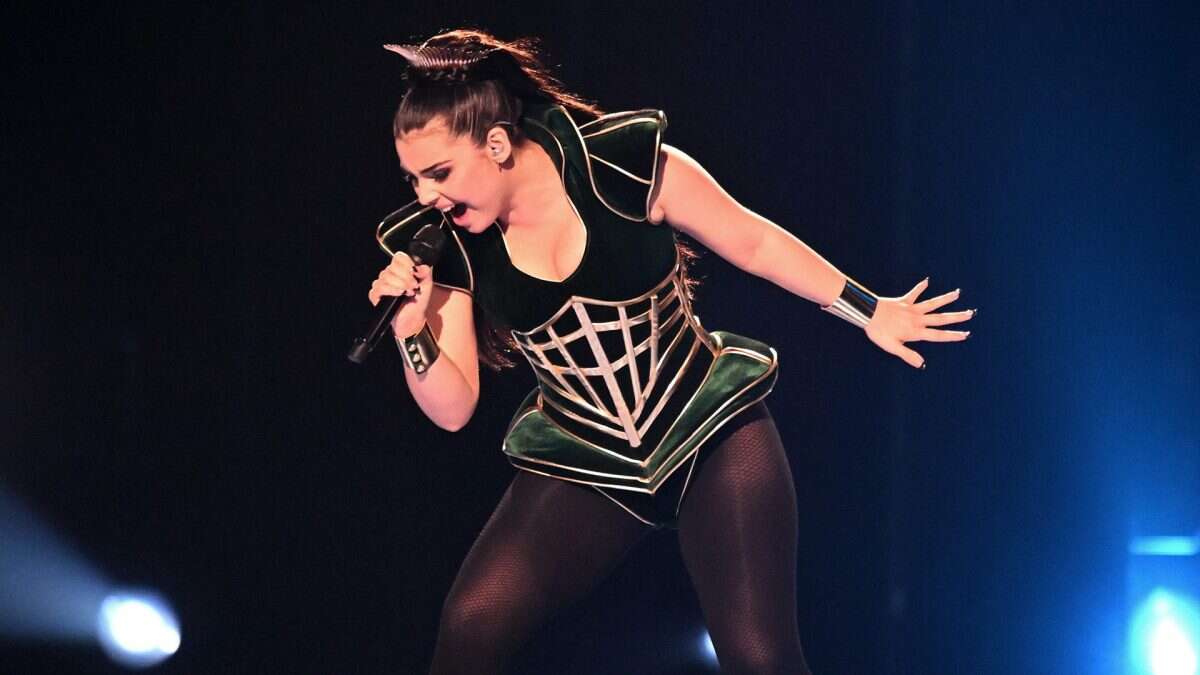 Alessandra Mele, chi è l’italiana all’Eurovision che ruba la scena col body da supereroina