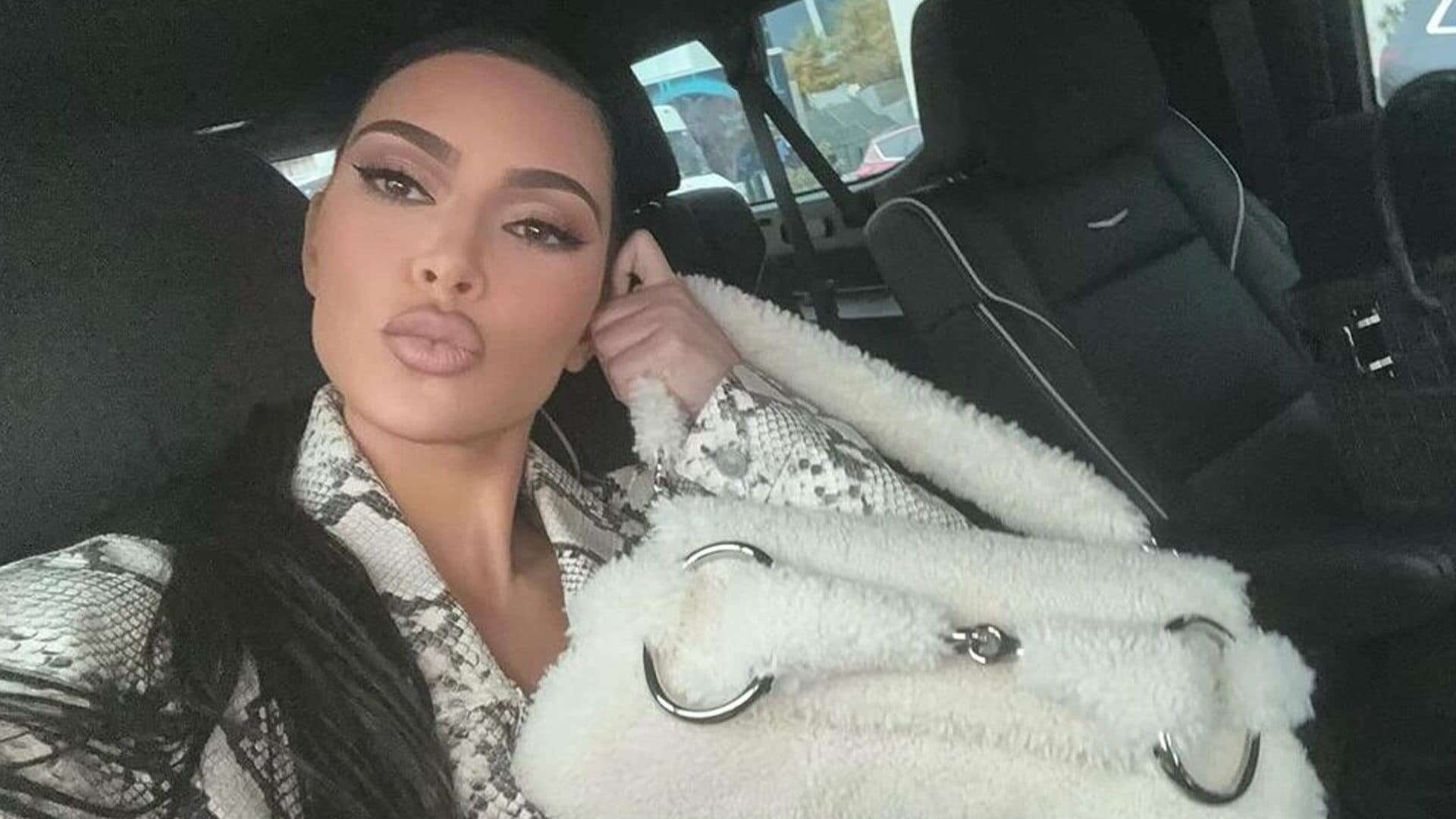 Kim Kardashian, la borsa griffata è ancora fluffy: quanto costa la mini bag a spalla