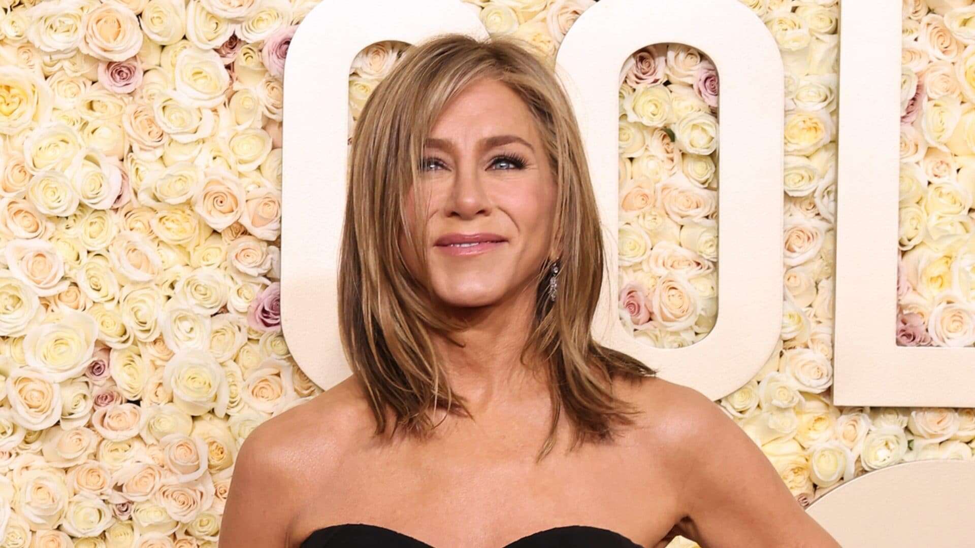 Jennifer Aniston cambia look per i Golden Globe 2024: ricorda Friends con l’iconico caschetto scalato