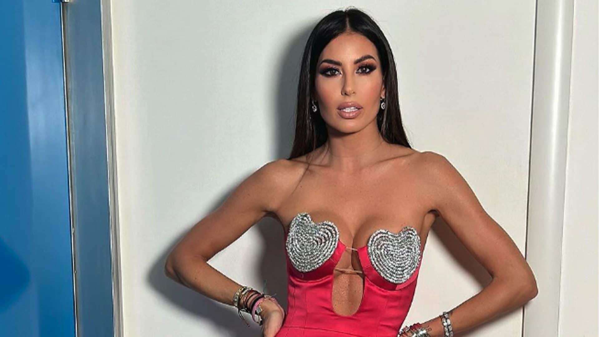 Elisabetta Gregoraci festeggia San Valentino coi cuori sulla maxi scollatura