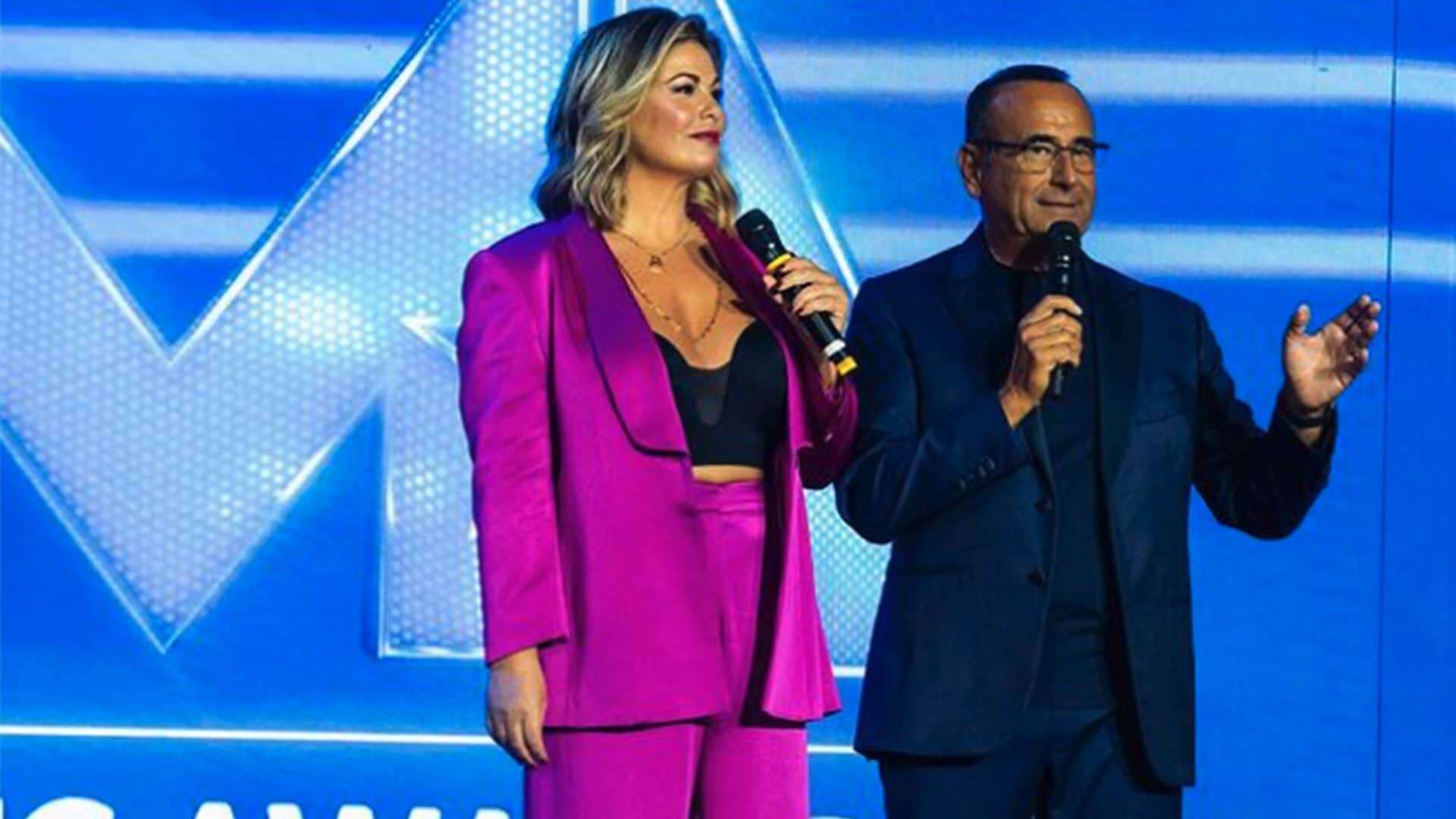 Vanessa Incontrada regina dei Tim Music Awards: colora il palco con tailleur viola e corpetto