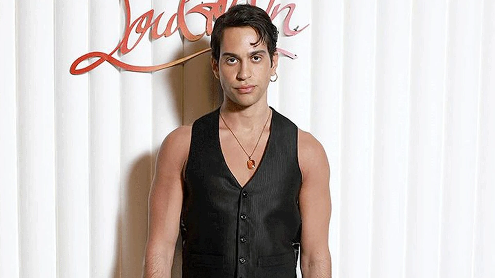 Mahmood vola a Parigi con il gilet nero, il look sartoriale del cantante