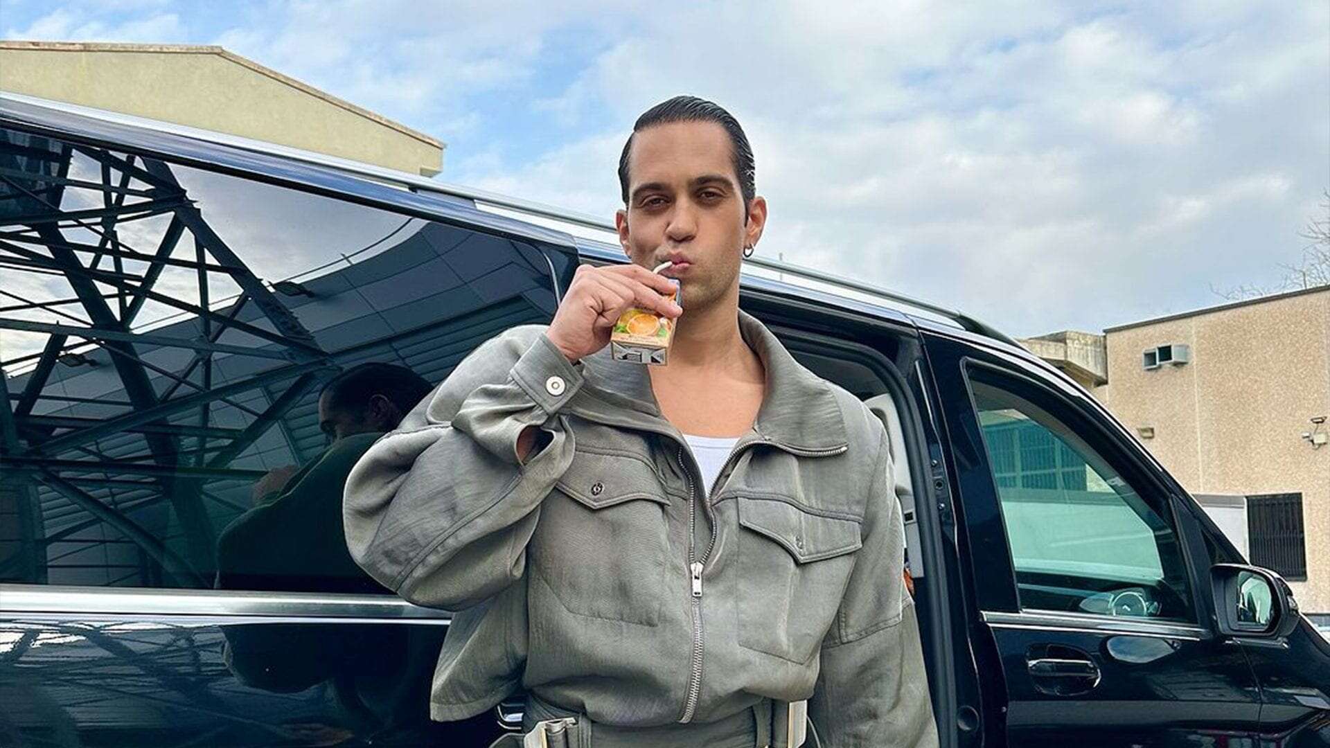 Mahmood si prepara al tour: il look da aviatore è un riferimento a Tuta Gold