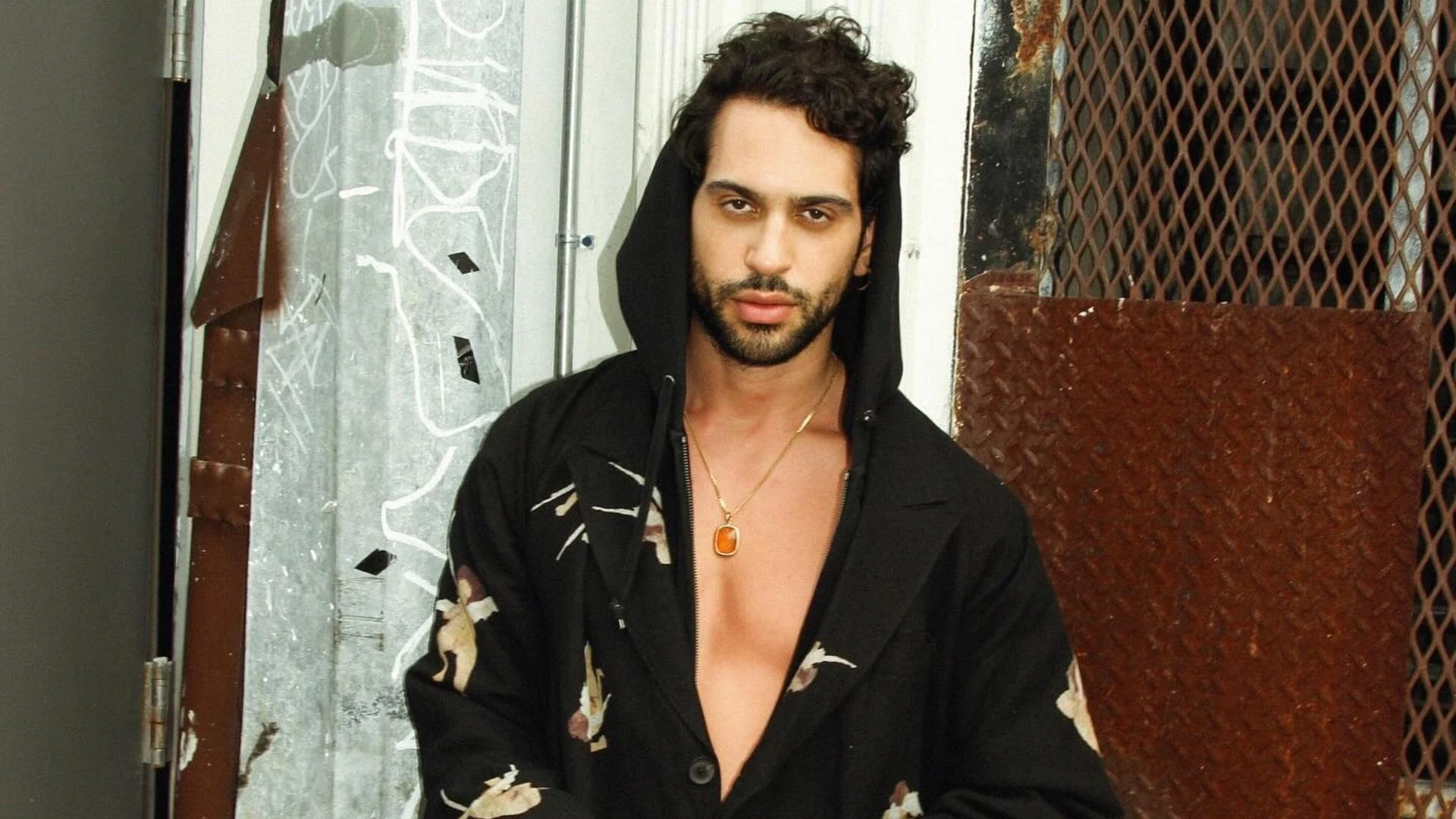 Mahmood dice addio alla tuta gold: con i putti alati sul completo annuncia gli instore