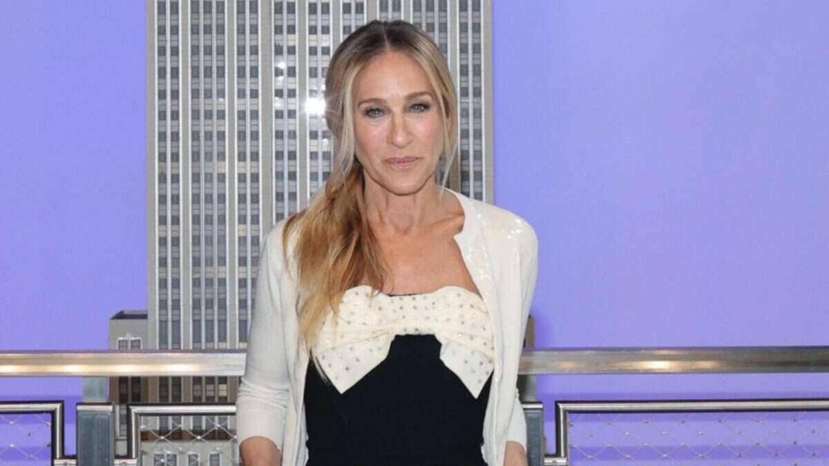 Sarah Jessica Parker torna a essere Carrie: maxi fiocco di cristalli alla prima di And Just Like That