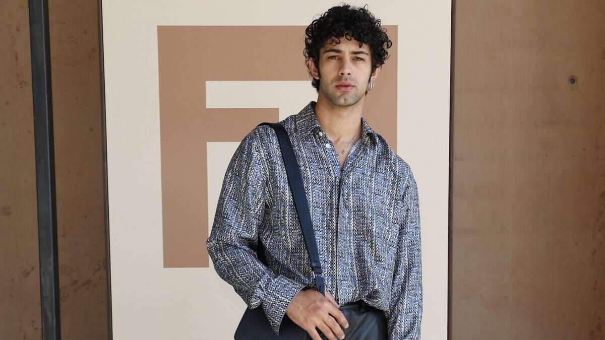 Massimilano Caiazzo, da Mare Fuori alle sfilate: a Firenze con pantaloni di pelle e camperos