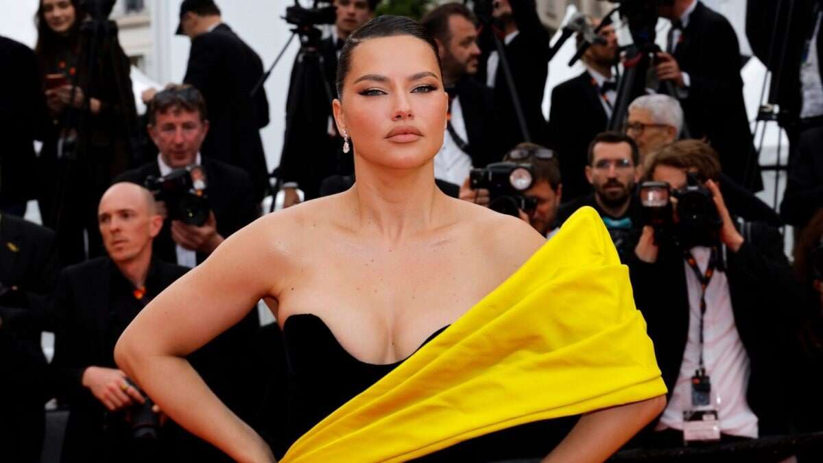 Adriana Lima, neomamma a Cannes 2023: torna sul red carpet con maxi scollatura e strascico