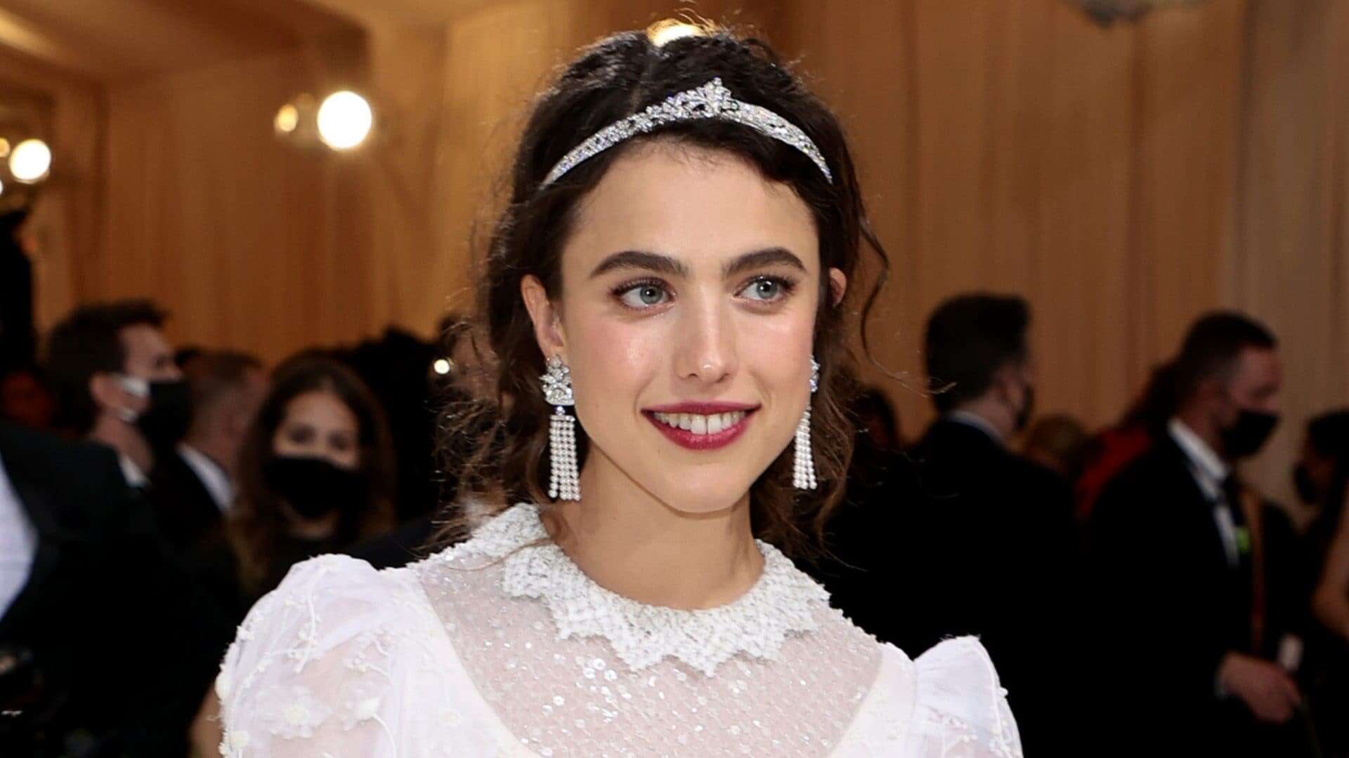 Margaret Qualley sposa in ballerine: i due abiti bianchi per il matrimonio con Jack Antonoff