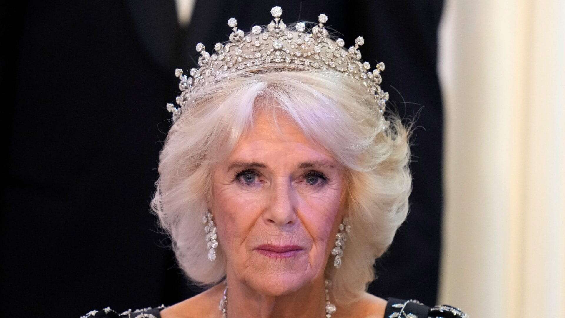 La regina Camilla rende omaggio a Elisabetta II: alla cena di gala indossa la sua tiara preferita