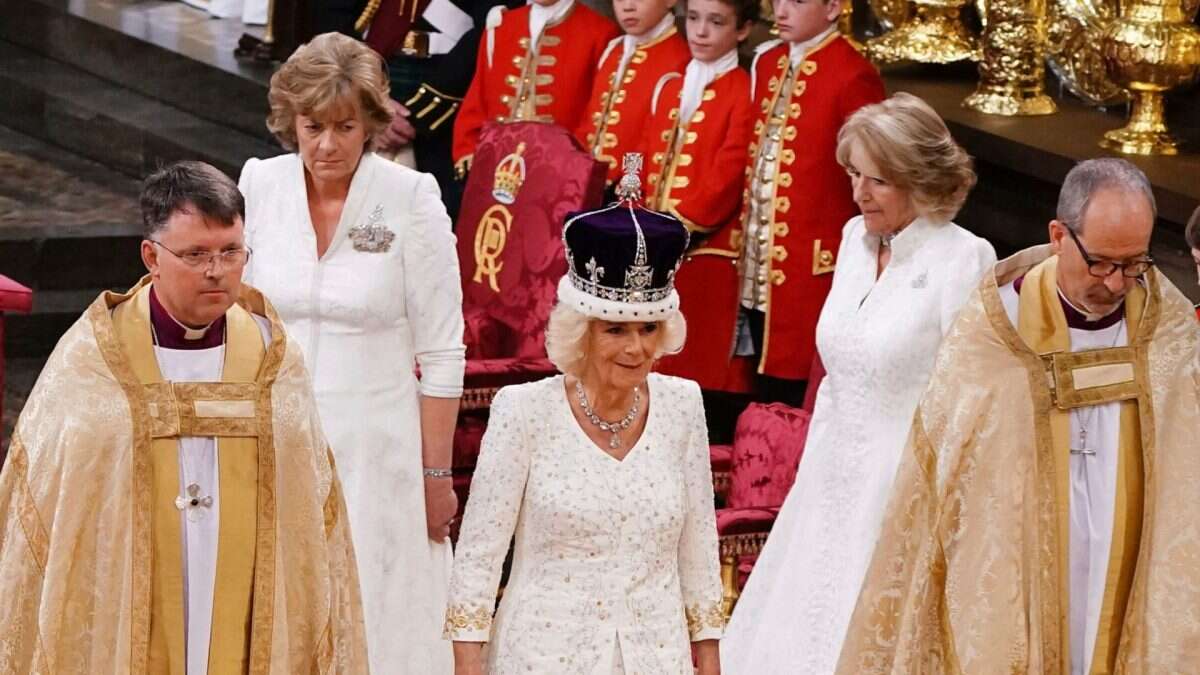 Incoronazione Carlo III: chi è la donna vestita di bianco che ha accompagnato Camilla