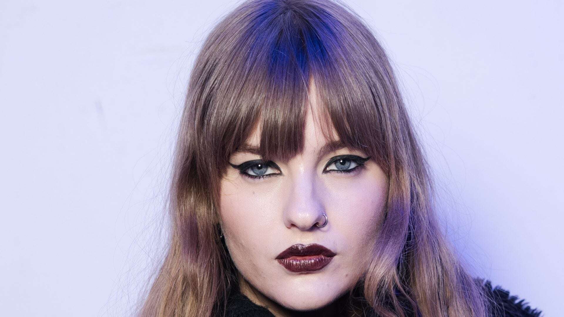 Victoria dei Maneskin col rossetto dark è la regina di stile delle sfilate di Parigi