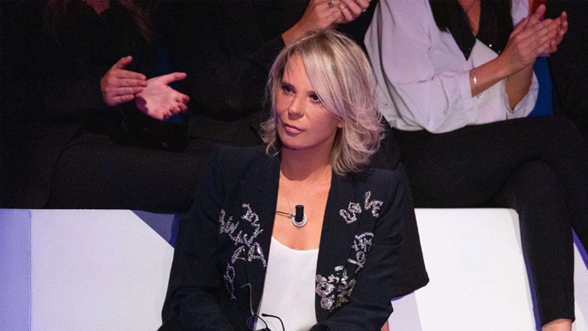 Maria De Filippi torna a C’è Posta per Te con la giacca graffiti: quanto costa il look della prima puntata