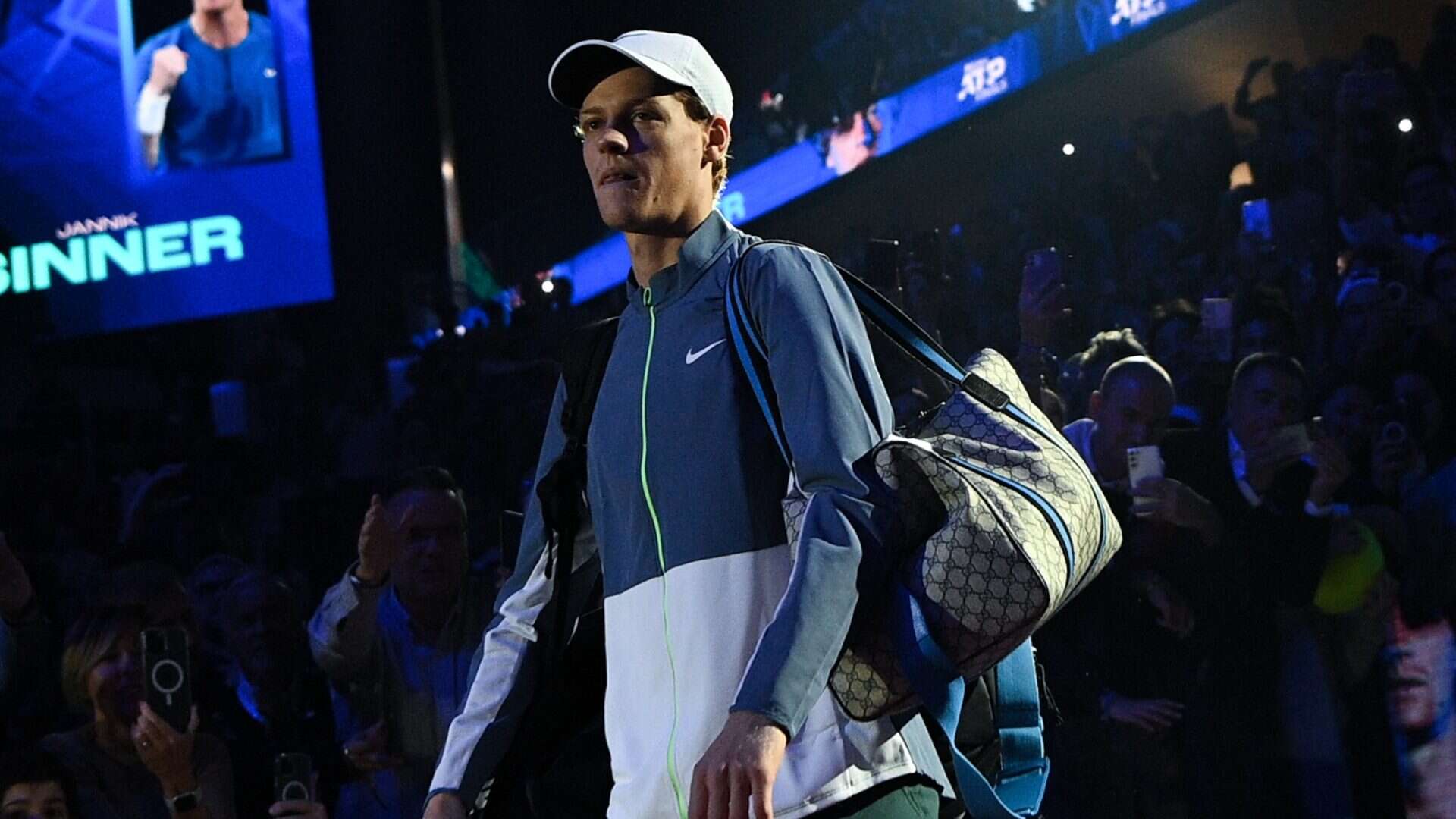 Jannik Sinner agli ATP Finals 2023: perché il suo nuovo borsone griffato ha i manici azzurri