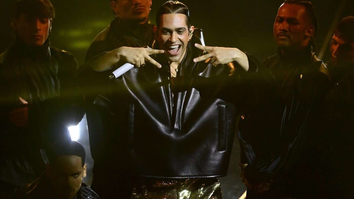 Mahmood nella finale di Sanremo con la “tuta gold”: chi lo critica non vede cosa ha fatto sul palco