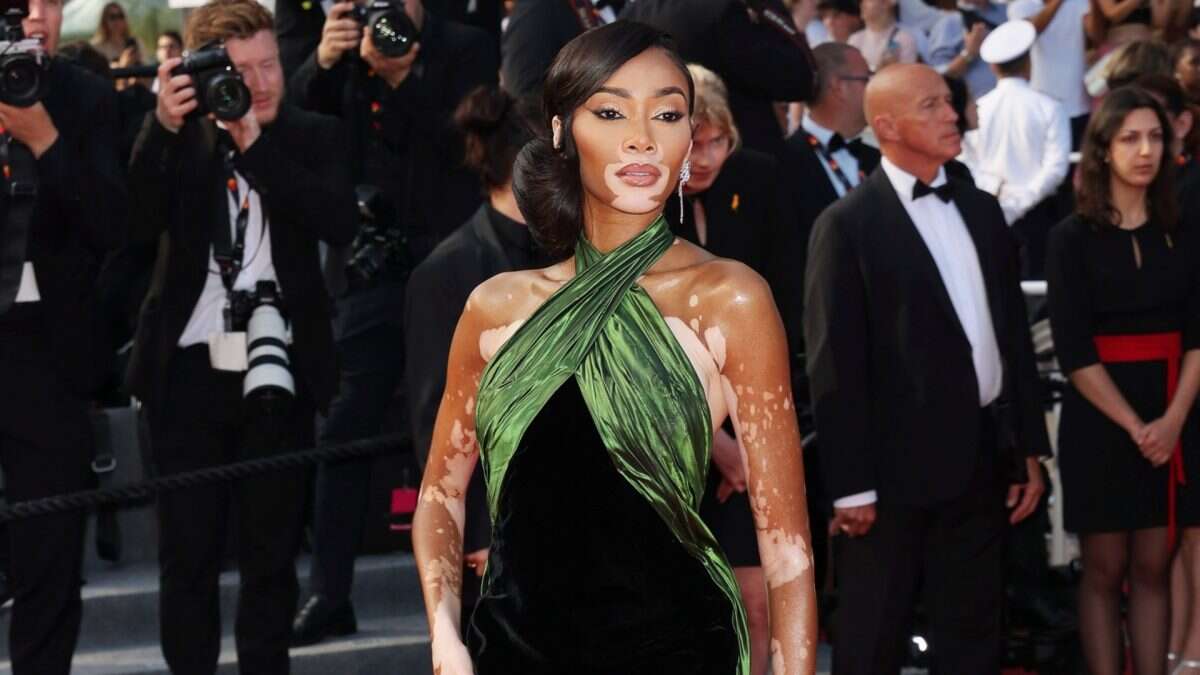 Winnie Harlow è icona di bellezza a Cannes: sfila tra maxi strascichi e crop top