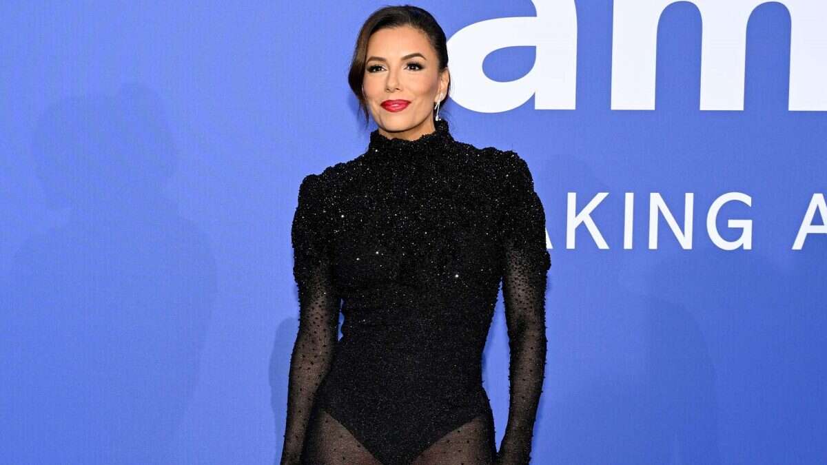 Eva Longoria è una dark lady a Cannes con l’abito trasparente tempestato di paillettes