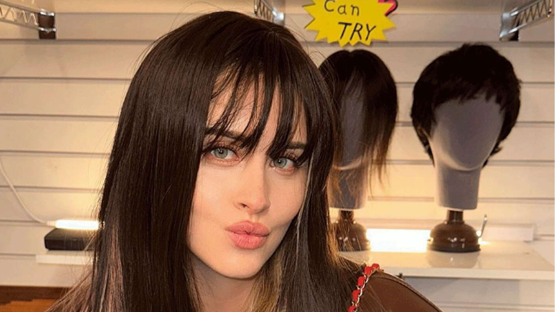 Valentina Ferragni con frangetta e capelli scuri: “È il momento di cambiare?”