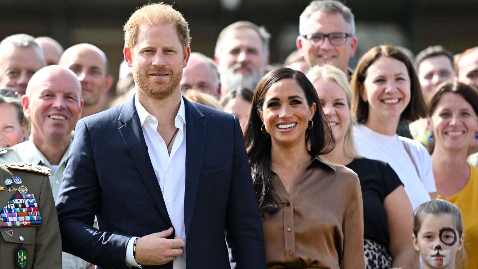 Meghan Markle agli Invictus Games, il nuovo look cammello nasconde un accessorio simbolico