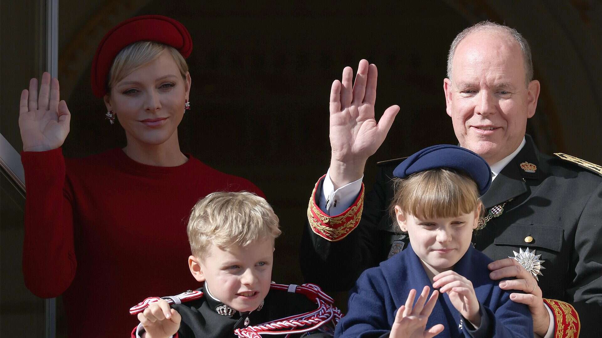 La royal family alla Festa Nazionale: Jacques in uniforme come il papà, Charlene e Gabriella coi cappelli