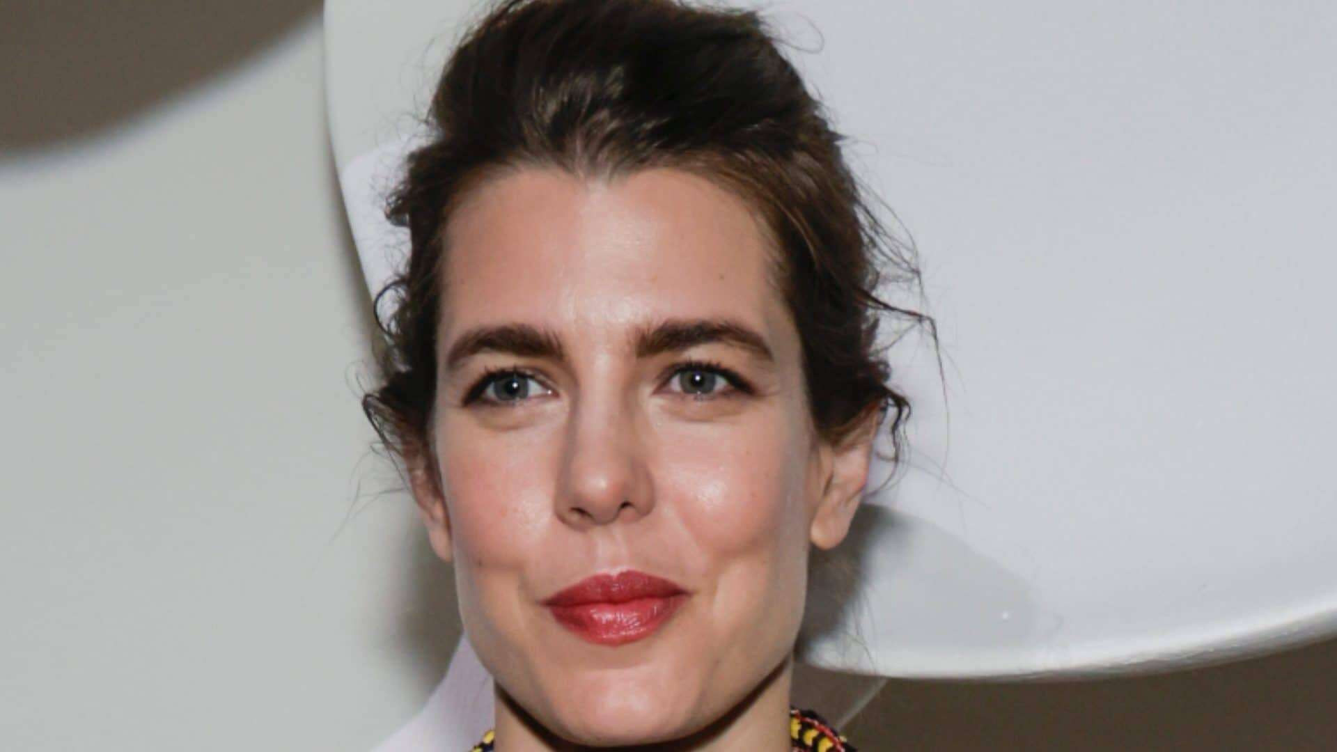 Charlotte Casiraghi regina di stile anti-convenzionale: in inverno indossa il look-pigiama a pois