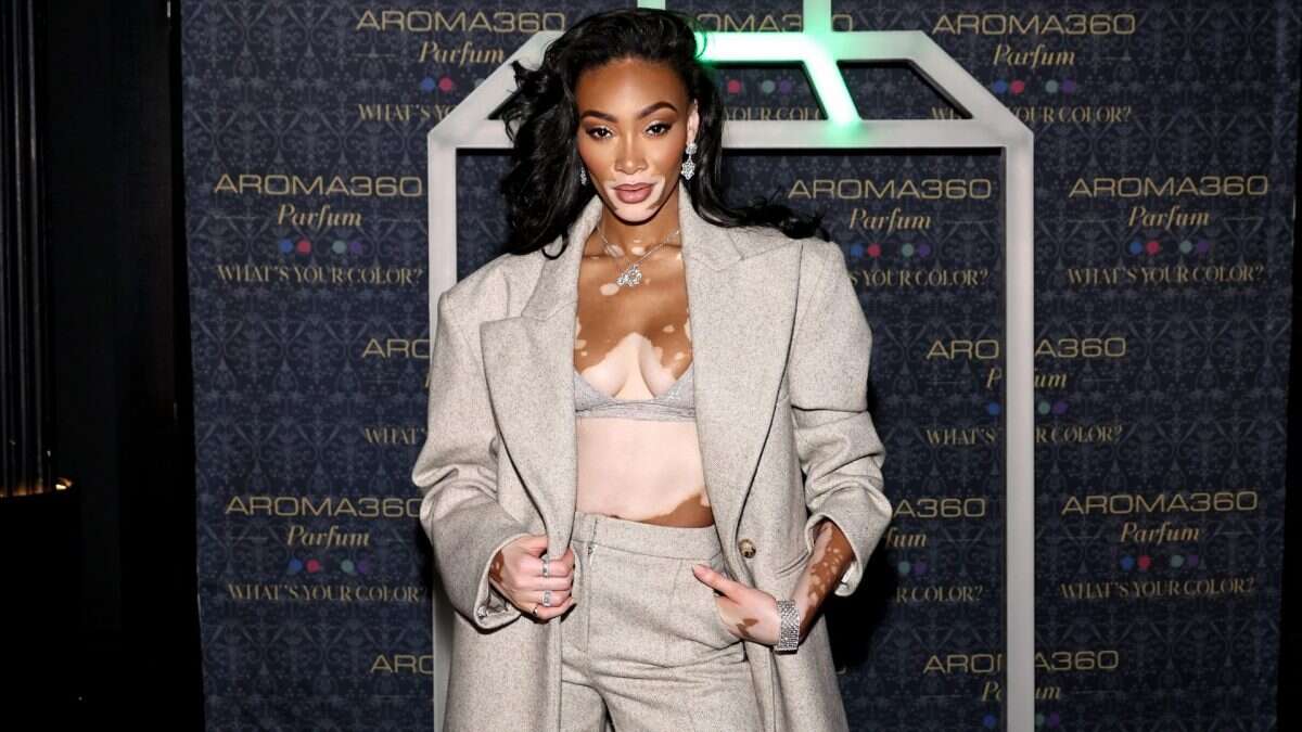 Winnie Harlow, in estate il power suit si indossa col reggiseno coordinato