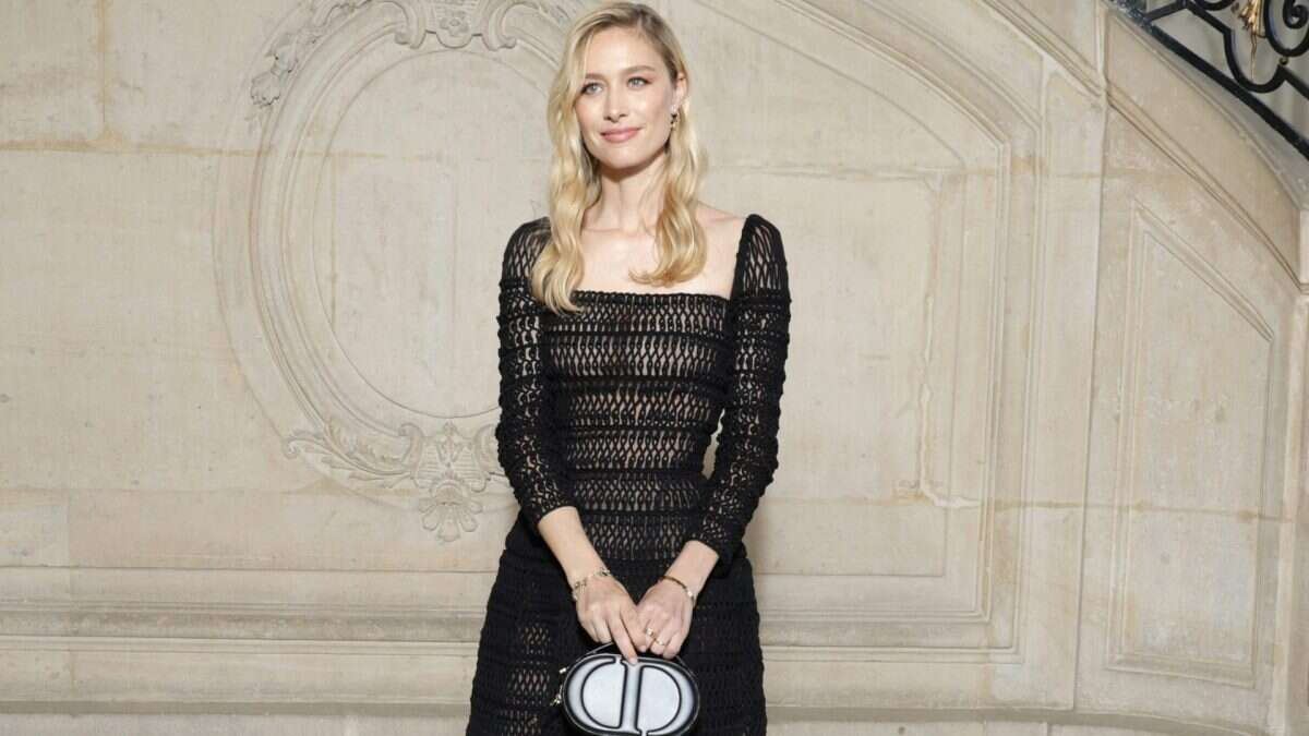 Beatrice Borromeo a Parigi è una dark lady: osa con le trasparenze con l’abito intrecciato