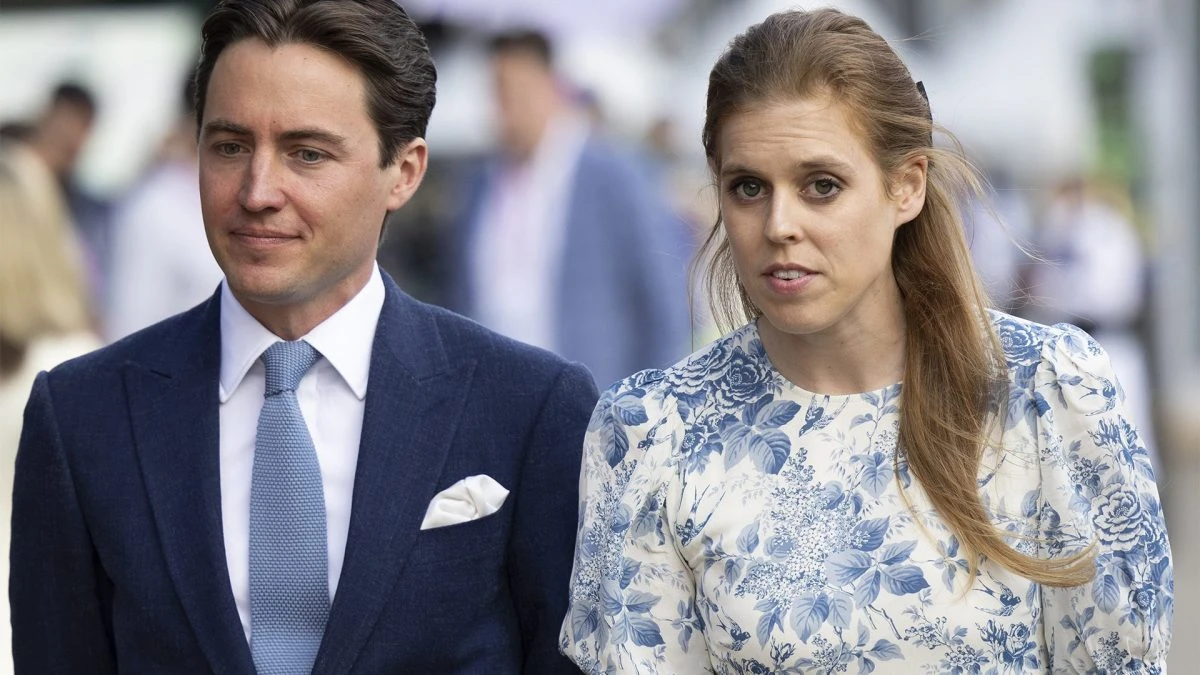 Beatrice di York in vacanza a Saint Tropez: è una diva retrò con l’abito lungo a fiori