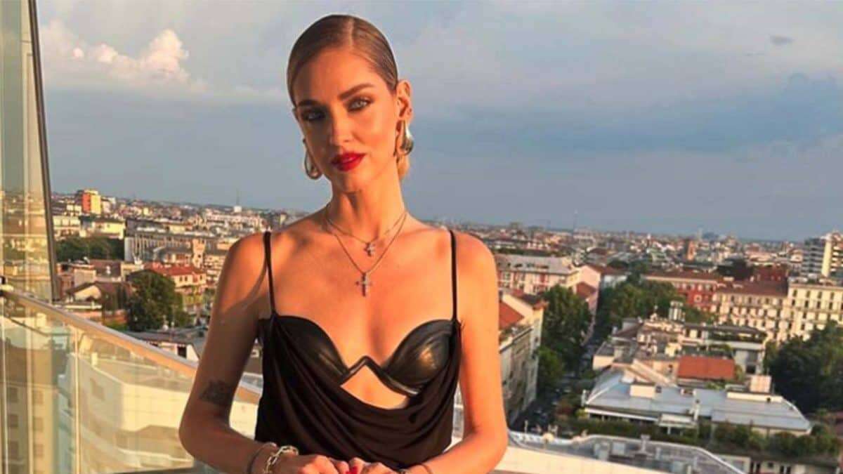 Chiara Ferragni sostiene i giovani stilisti italiani: chi ha firmato l’abito col reggiseno incorporato