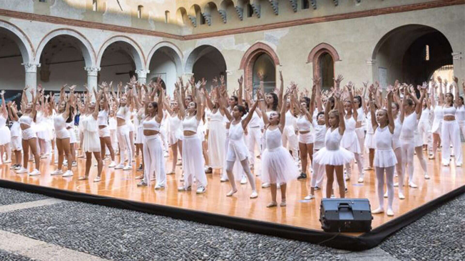 OnDance, Roberto Bolle porta a Milano la bellezza della danza e la città si colora di bianco