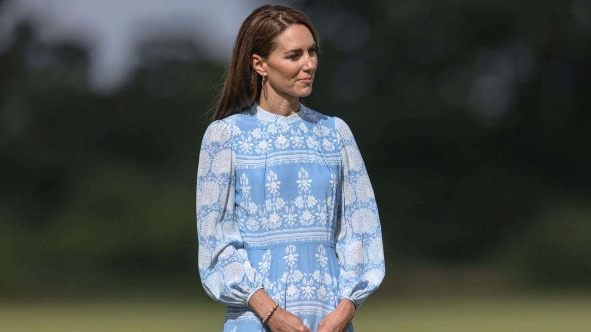 Kate Middleton in estate punta sul baby blue: è chic con abito a fiori e slingback