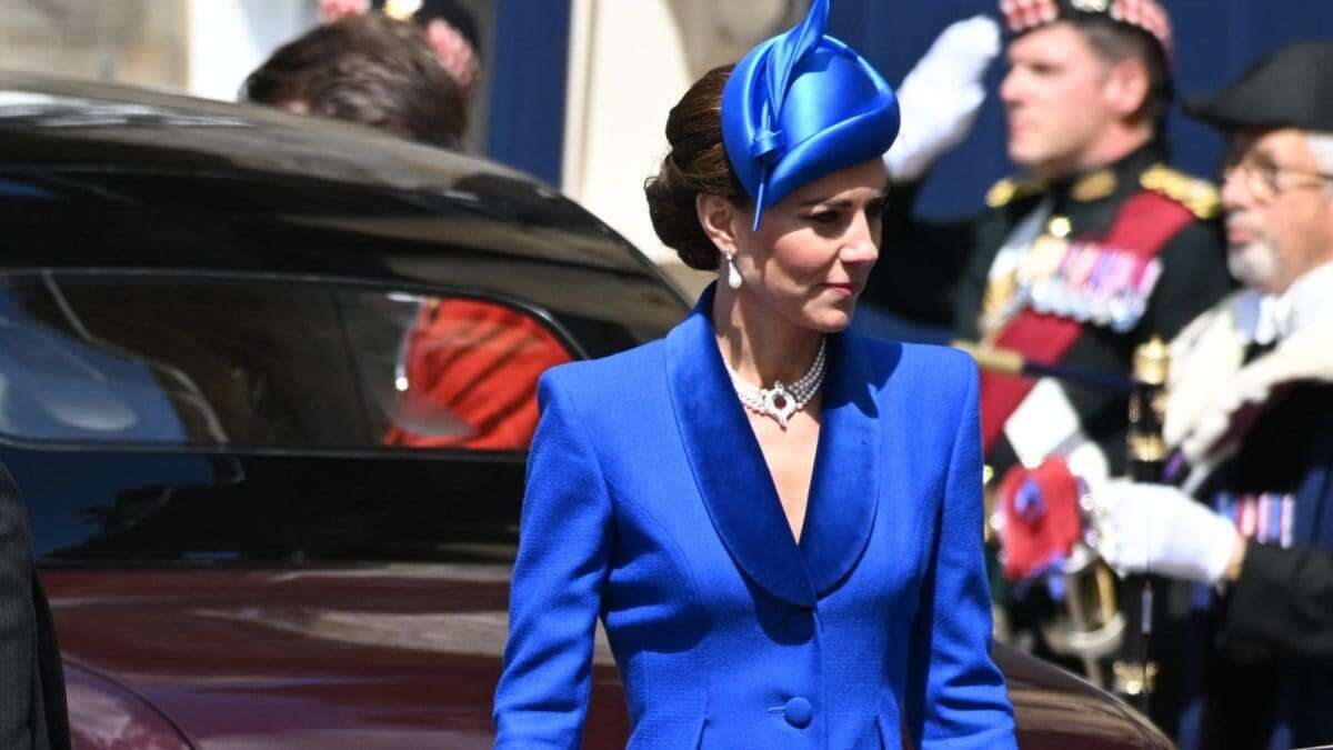 Kate Middleton all’incoronazione in Scozia di re Carlo: col coat dress blu elettrico è regina di stile