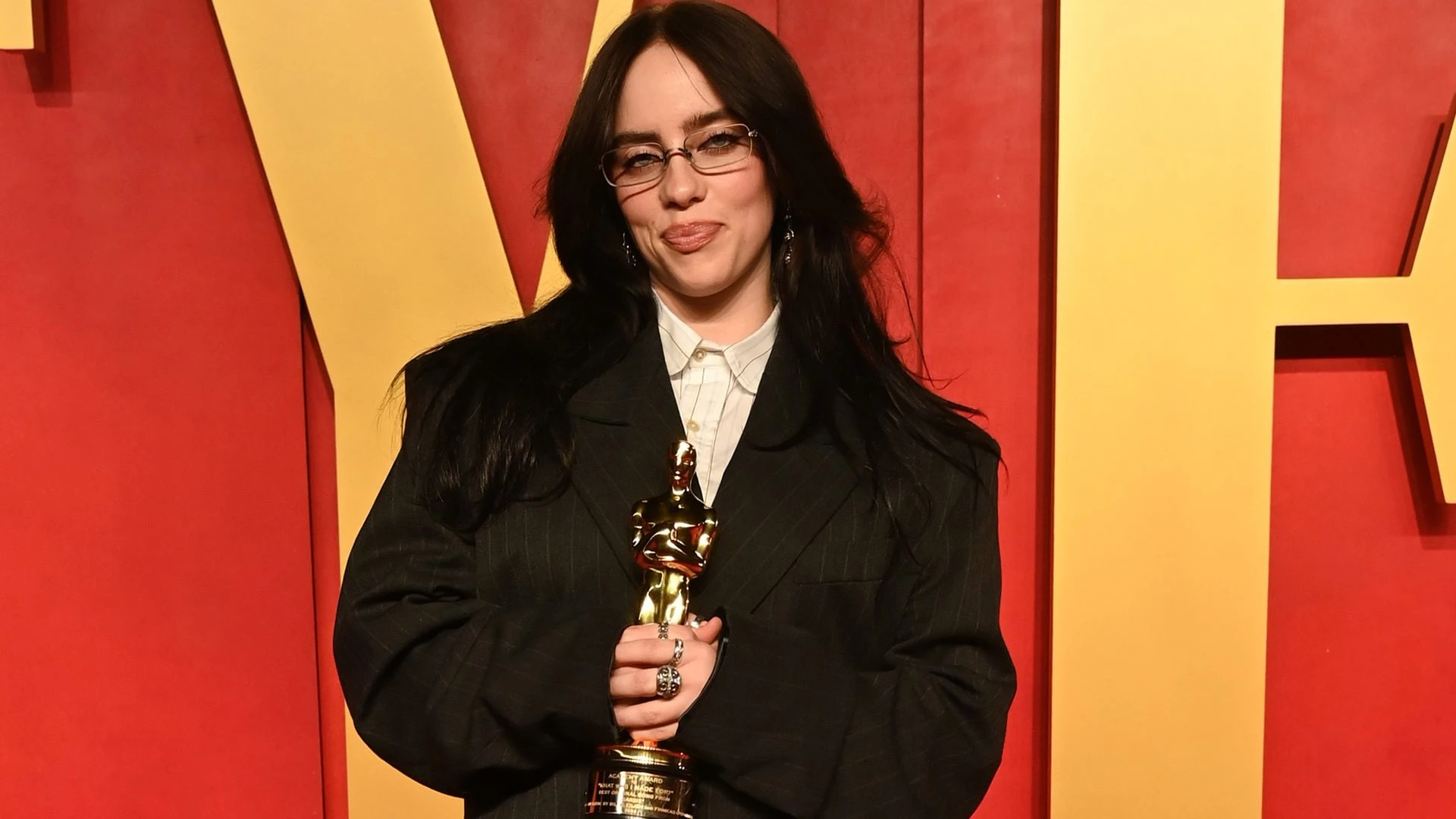 Billie Eilish rompe le regole sul red carpet con gli occhiali da vista al party degli Oscar 2024