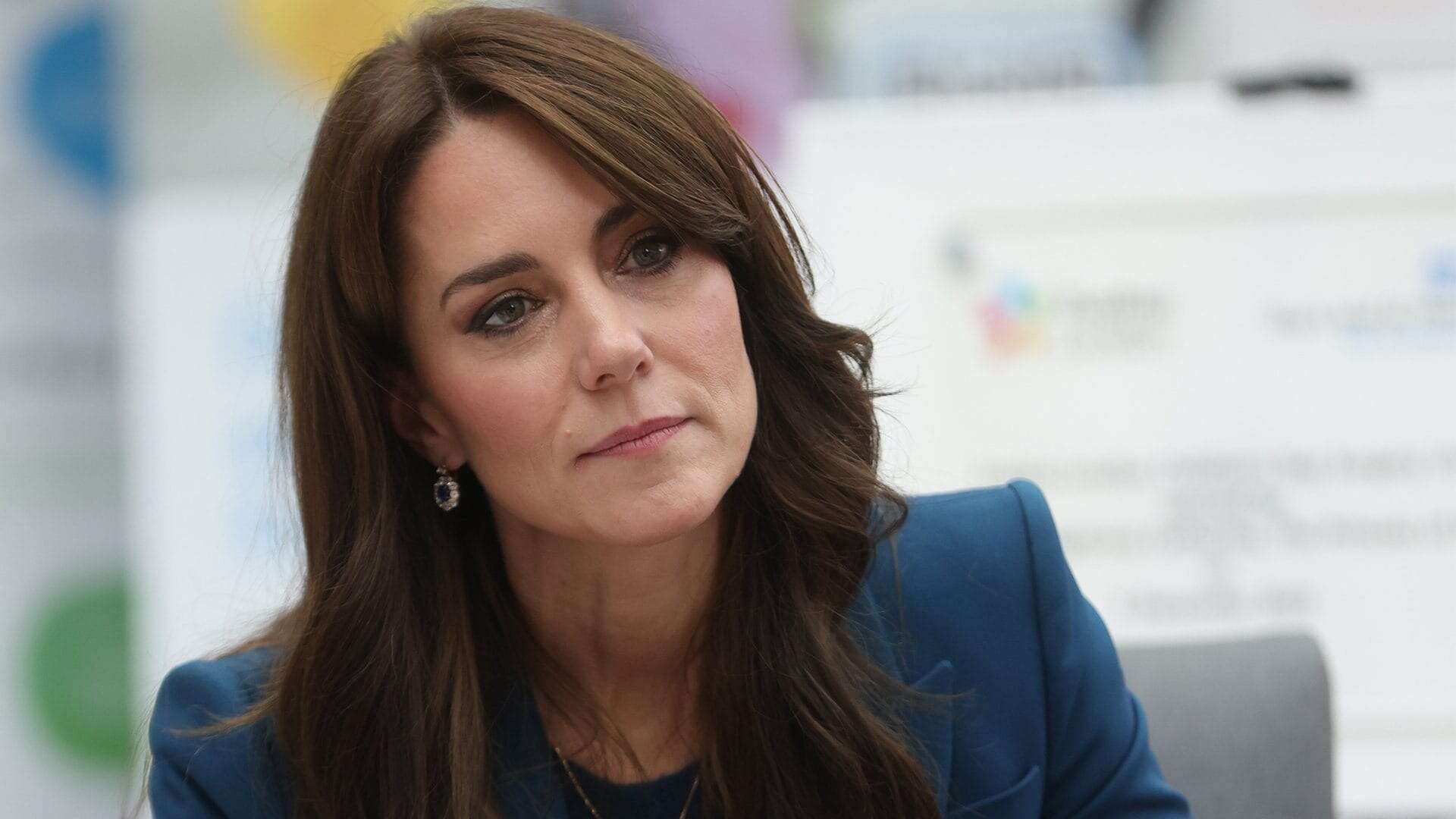 Kate Middleton fa visita a un ospedale pediatrico: l’omaggio a Diana nascosto nei gioielli