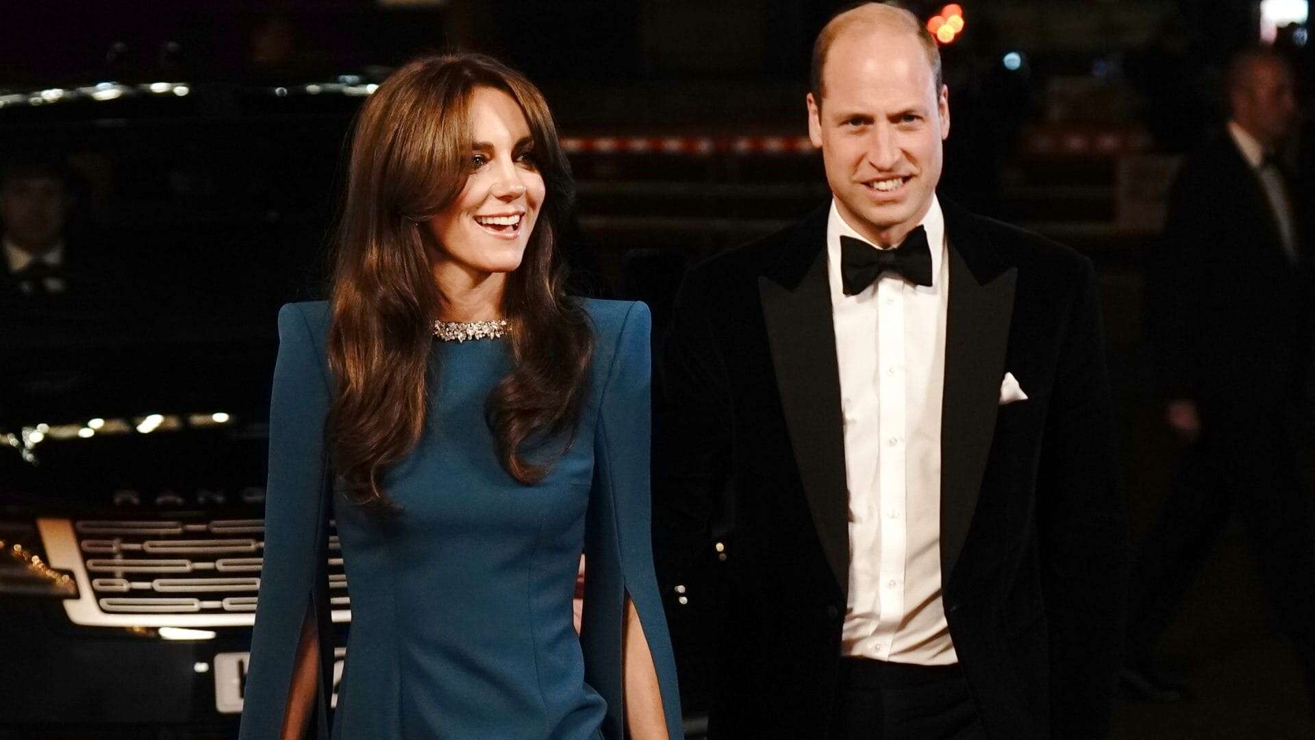 Kate Middleton come una dea alla serata di gala: le maniche a mantella sembrano uno strascico